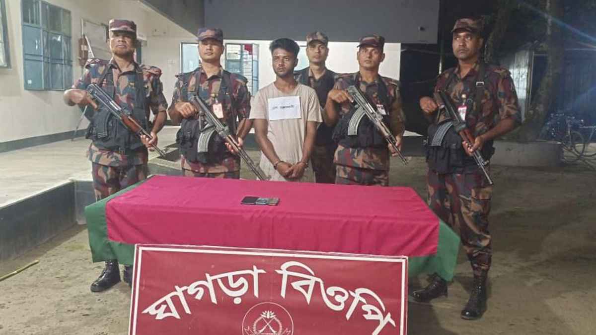 ভারতে  অনুপ্রবেশর চেষ্টার সময় যুবক আটক